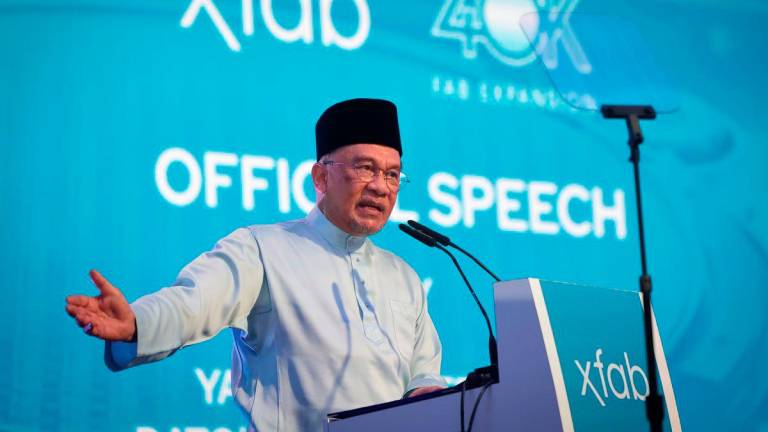 Perdana Menteri Datuk Seri Anwar Ibrahim berucap pada majlis perasmian peluasan fasiliti X-FAB Sarawak di sini hari ini. - BERNAMA