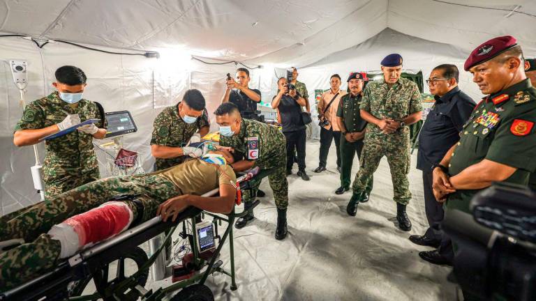 Defence Minister Datuk Seri Mohamed Khaled Nordin observes a demonstration of medical treatment being administered to military personnel during a working visit to the Army’s Western Field Command Headquarters at Kem Perdana Sungai Besi today. – BERNAMA