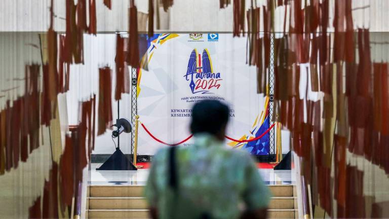 Kontraktor betugas mula memasang banting dan poster Hari Wartawan Nasional (HAWANA) 2025 ketika tinjauan persiapan menjelang penganjuran HAWANA 2025 di Dewan Merdeka Pusat Dagangan Dunia (WTC), hari ini.- fotoBERNAMA