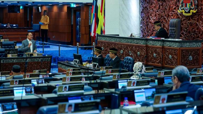 Perdana Menteri Datuk Seri Anwar Ibrahim ketika sesi waktu pertanyaan-pertanyaan menteri pada Mesyuarat Ketiga Penggal Ketiga, Majlis Parlimen ke-15 Persidangan Dewan Rakyat di Bangunan Parlimen hari ini. - fotoBERNAMA