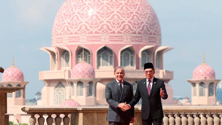 Perdana Menteri Datuk Seri Anwar Ibrahim bersalaman dengan rakan sejawatnya dari Pakistan Muhammad Shehbaz Sharif (kiri) pada sambutan rasmi di Kompleks Perdana Putra, hari ini-fotoBERNAMA