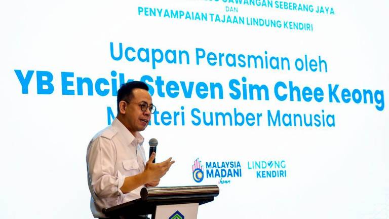 Menteri Sumber Manusia Steven Sim menyampaikan ucapan pada Majlis Perasmian Pusat Dialisis PERKESO Cawangan Seberang Jaya dan Penyampaian Tajaan Lindung Kendiri di Pejabat PERKESO negeri hari ini - fotoBERNAMA