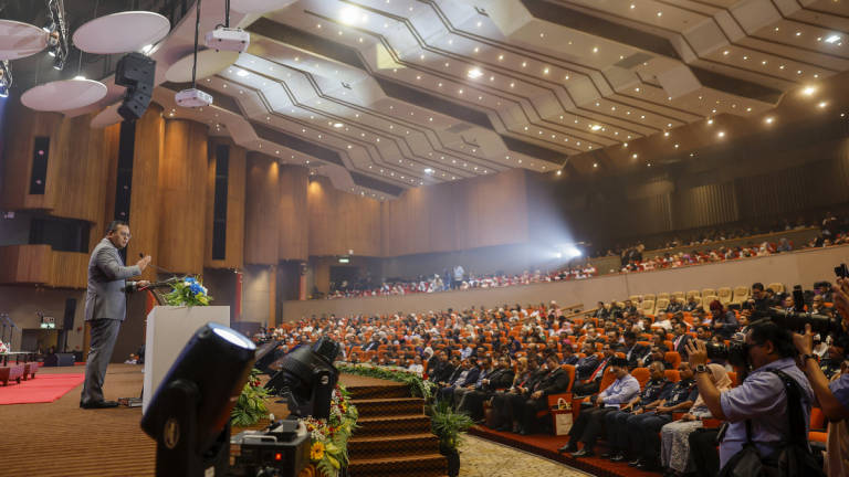 Selangor Menteri Besar, Datuk Seri Amirudin Shari, delivers a speech at the Launch Ceremony of the Fly the Jalur Gemilang Campaign and Civil Servants Assembly at the Jubilee Perak Hall Auditorium, Sultan Salahuddin Abdul Aziz Shah Building, today. – BERNAMA