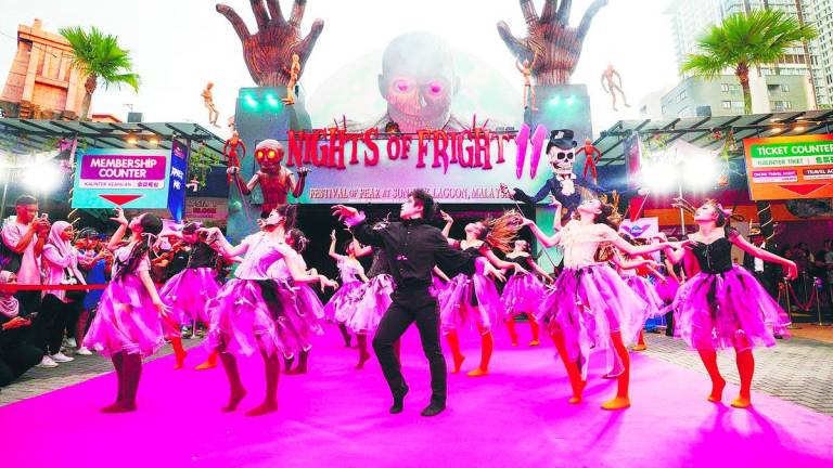 The night begins with a bang as scare actors and performers set the stage for NOF11’s spine-chilling launch at Sunway Lagoon.