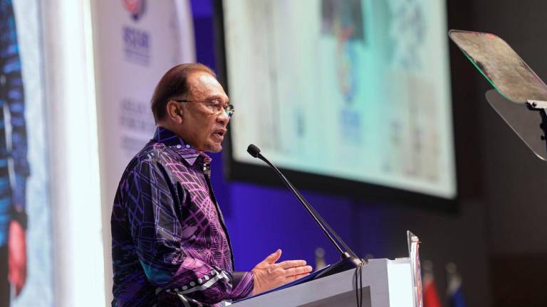 Perdana Menteri Datuk Seri Anwar Ibrahim menyampaikan ucapannya pada Forum Undang-Undang ASEAN 2025 yang bertemakan “Memperkasa Akses kepada Keadilan dalam Komuniti Ekonomi ASEAN: Menjambatani Kerjasama Perundangan untuk Pertumbuhan Inklusif dalam Era Digital” di Pusat Konvensyen Kuala Lumpur hari ini -fotoBERNAMA