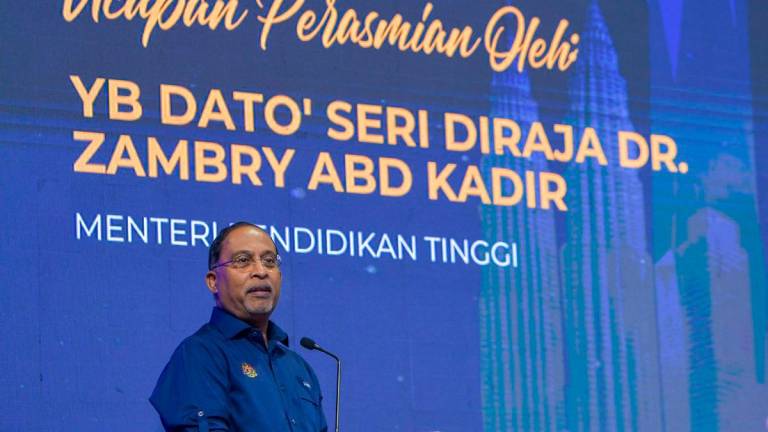 Menteri Pengajian Tinggi Datuk Seri Dr Zambry Abdul Kadir berucap pada Majlis Perasmian Karnival Nasional Kementerian Pendidikan Tinggi di MITEC hari ini. fotoBERNAMA