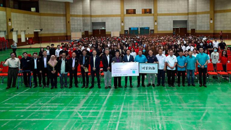 YSF distributes RM1 mln aid to 500 Southern UC students