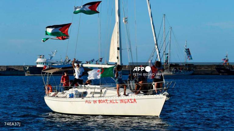 Aktivis yang mengambil bahagian dalam Global Sumud Flotilla, yang menuju ke Semenanjung Gaza bagi memecahkan sekatan Israel ke atas wilayah Palestin itu, belayar dengan sebuah bot layar yang berlepas dari pelabuhan utara Tunisia di Bizerte pada 13 September 2025. - AFP