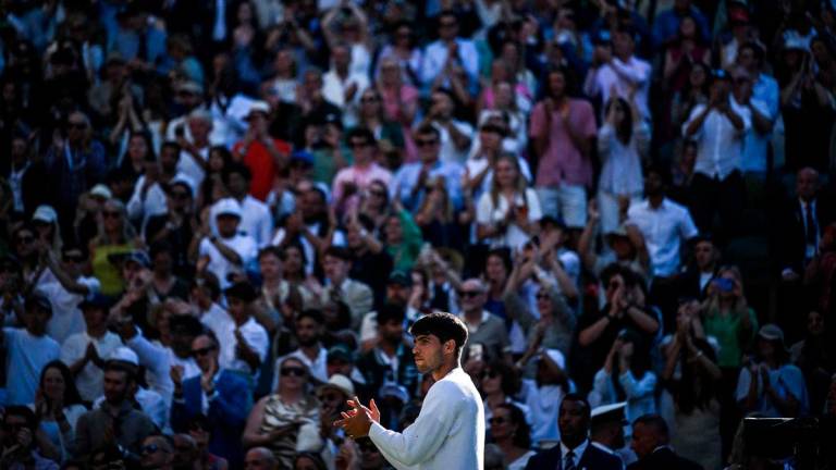 Winner Spain’s Carlos Alcaraz applauds Britain’s Oliver Tarvet as he leaves Centre Court at the end of their men’s singles second round tennis match on the third day of the 2025 Wimbledon Championships at The All England Lawn Tennis and Croquet Club in Wimbledon, southwest London, on July 2, 2025-AFPpix