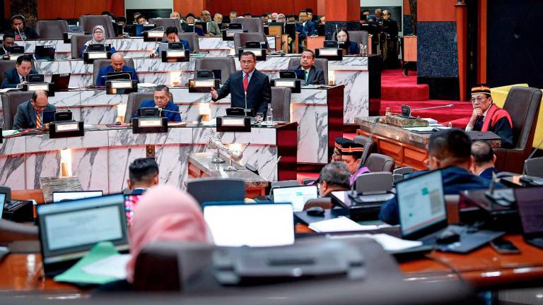 Datuk Amirudin Shari (tengah) ketika sesi penerangan berkaitan laporan kejadian letupan saluran paip gas di Putra Heights pada Mesyuarat Kedua Penggal Ketiga Dewan Undangan Negeri (DUN) Selangor ke-15 Tahun 2025 di Bangunan Dewan Negeri Selangor hari ini. - Bernama