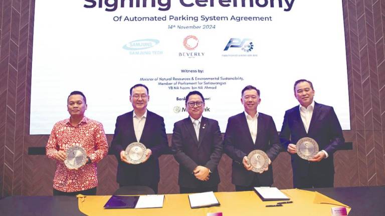 From left: Nik Nazmi, Choi, Lim, Parktech Solutions Sdn Bhd managing director Yow Kai Yong and Maybank commercial banking managing director Jason Wong Seong Kuan during the formalisation of the partnership.