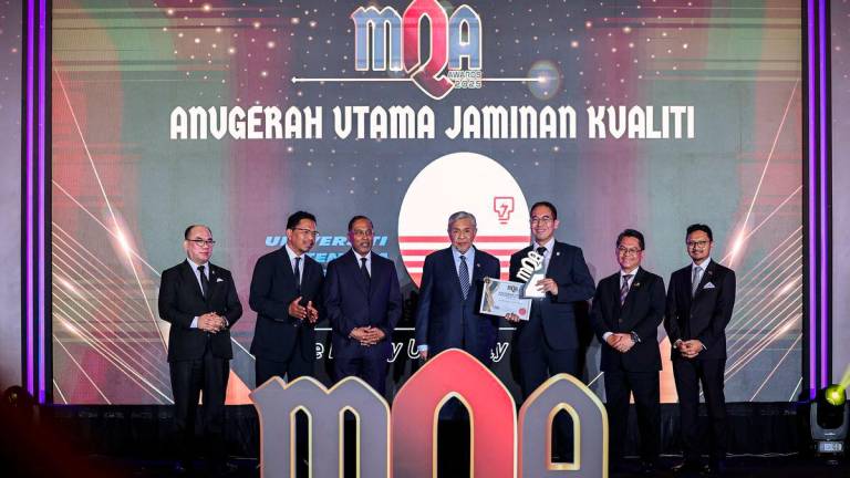 Timbalan Perdana Menteri, Datuk Seri Dr Ahmad Zahid Hamidi (tengah) menyampaikan Anugerah Utama Jaminan Kualiti kepada wakil dari Universiti Tenaga Nasional, Naib Canselor Universiti Tenaga Nasional, Profesor Ir Dr Khairul Salleh Mohamed Sahari (tiga ,kanan) diiringi oleh Menteri Pendidikan Tinggi, Datuk Seri Dr Zambry Abdul Kadir (tiga kiri) pada Majlis Anugerah Agensi Kelayakan Malaysia (MQA) 2025 di Hotel Renaissance - fotoBERNAMA