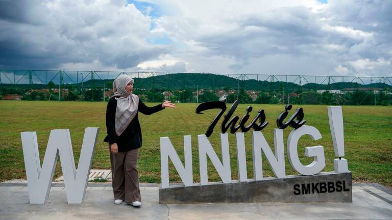 Menteri Pendidikan Fadhlina Sidek meninjau keadaan fasiliti pada majlis penyerahan projek Sekolah Menengah Kebangsaan Bandar Baharu Sungai Lalang, Ambangan Height di sini hari ini. - BERNAMA