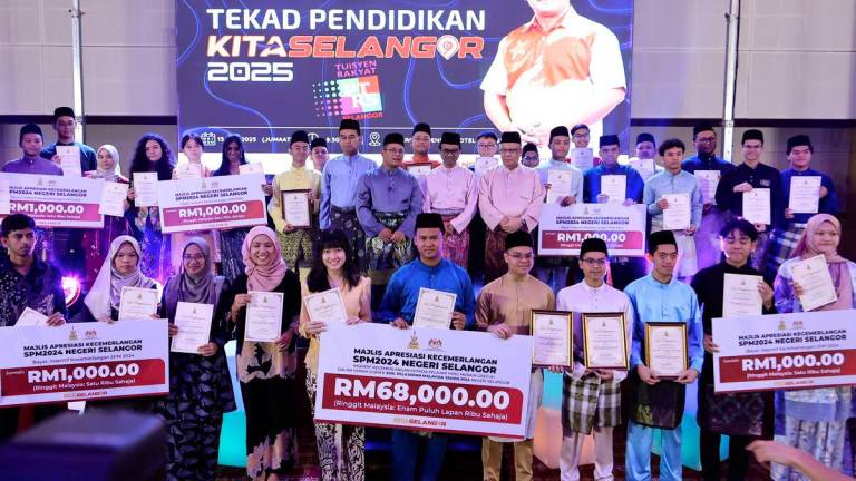 Menteri Besar Selangor Datuk Seri Amirudin Shari bergambar bersama anak-anak Selangor yang cemerlang dalam peperiksaan SPM 2024 pada Program Tekad Pendidikan Kita Selangor 2025 di Bandar Baru Bangi hari ini. - fotoBERNAMA