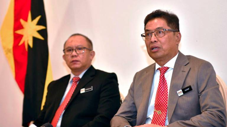 Ketua Pesuruhjaya Suruhanjaya Pencegahan Rasuah Malaysia (SPRM) Tan Sri Azam Baki (kanan) pada sidang media selepas membuat kunjungan hormat ke atas Premier Sarawak Tan Sri Abang Johari Tun Openg di Kompleks Satria Pertiwi, hari ini. - fotoBERNAMA