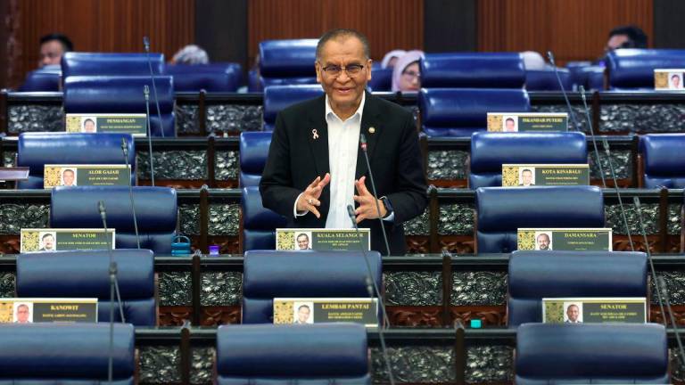 Menteri Kesihatan Datuk Seri D Dzulkefly Ahmad ketika sesi pertanyaan-pertanyaan bagi jawab lisan pada Mesyuarat Ketiga Penggal Ketiga, Majlis Parlimen ke-15 Dewan Rakyat di Bangunan Parlimen hari ini. - BERNAMA