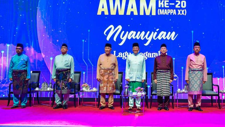 Perdana Menteri Datuk Seri Anwar Ibrahim (tiga, kanan) pada Majlis Amanat Perdana Perkhidmatan Awam (MAPPA) ke-20 “Perkhidmatan Awam MADANI Teras Kecemerlangan” di Pusat Konvensyen Antarabangsa Putrajaya (PICC) hari ini- BERNAMA