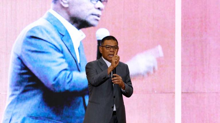 Menteri Dalam Negeri Datuk Seri Saifuddin Nasution Ismail menyampaikan ucapan hadir Perhimpunan Bulanan Kementerian Dalam Negeri hari ini. - fotoBERNAMA