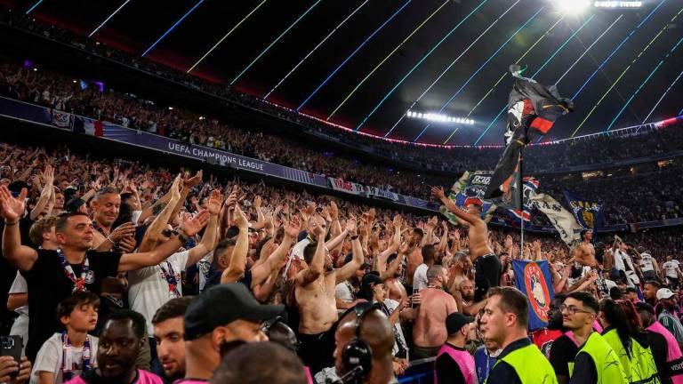 Paris Saint-Germain supporters celebrate their team scoring a goal during the UEFA Champions League final football match between Paris Saint-Germain (PSG) and Inter Milan in Munich, southern Germany, on May 31, 2025. (Photo by FRANCK FIFE / AFP)