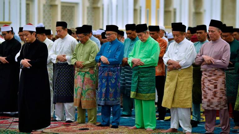 Yang Dipertua Negeri Sarawak Tun Dr Wan Junaidi Tuanku Jaafar menunaikan solat Isyak semasa menghadiri Majlis Kesyukuran Maulidur Rasul Peringkat Sarawak di Masjid Jamek Negeri, pada 4 September, 2025. Turut hadir, Premier Tan Sri Abang Johari Tun Openg dan Timbalan Perdana Menteri Datuk Seri Fadillah Yusof. - BERNAMA