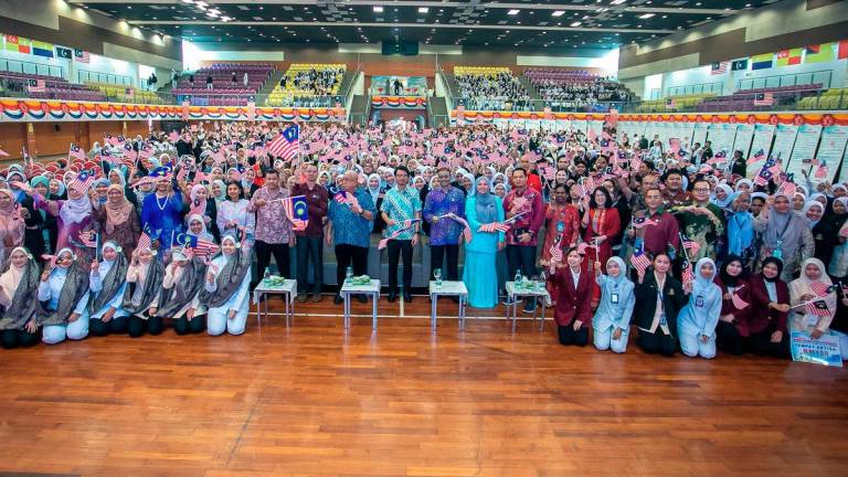 The Political Secretary to the Minister of Finance, Muhammad Kamil Abdul Munim (centre), poses for a photo at the Bakti Muda Jiwa Merdeka Programme at the Seri Perdana Hall, Sultan Azlan Shah Institute of Health Ministry Training (ILKKM SAS) today. Also present were the Director-General of the Department of Community Communications (J-KOM), Datuk Ismail Yusop, and the Deputy Director of ILKKM SAS Management, Dr Dhanabalan Sandra Segaran. - BERNAMA
