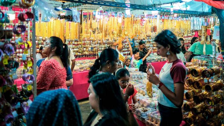 Orang ramai memilih pelbagai barangan perhiasan untuk dibeli sebagai persiapan menyambut perayaan Deepavali yang akan disambut tidak lama lagi di Little India Johor Bahru, semalam. - BERNAMA