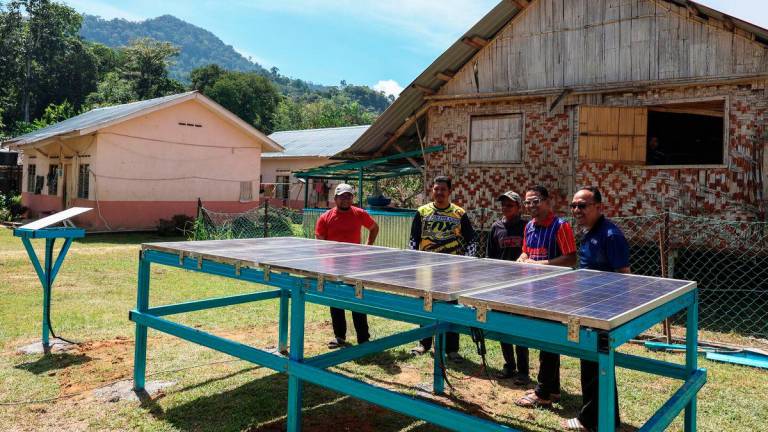 Ahli Dewan Undangan Negeri (ADUN) Nenggiri Mohd Azmawi Fikri Abdul Ghani (dua, kiri) bersama wakil Tenaga Nasional Berhad Power Generation Sdn Bhd (TNB Genco) dan pemimpin Orang Asli meninjau peranti internet satelit berkelajuan tinggi Starlink dan sistem solar yang siap dipasang di Kampung Gob, Pos Gob, Gua Musang. - BERNAMA