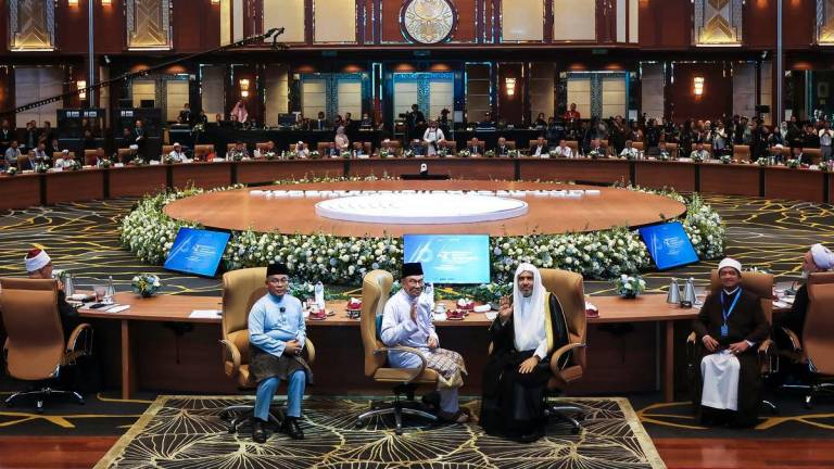 Prime Minister Datuk Seri Anwar Ibrahim (centre) poses for a photo with religious leaders at the 2nd International Religious Leaders Summit today. Also present were the Minister in the Prime Minister’s Department (Religious Affairs), Senator Datuk Dr Mohd Na’im Mokhtar (fourth from left), and the Secretary-General of the Muslim World League, Datuk Seri Dr Mohammad Abd Karim Al-Issa (fourth from right). - BERNAMA