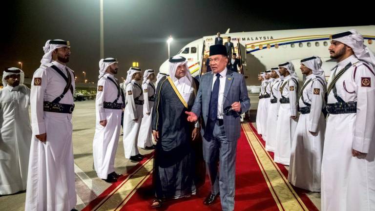 Prime Minister Datuk Seri Anwar Ibrahim arrived here at 9.30 pm local time (2.30 am, 15 Sept - Malaysia) and was accorded a Guard of Honour by the Qatar Amiri Guard before being welcomed by Qatar’s Deputy Prime Minister and Minister of State for Defence Affairs Sheikh Saoud bin Abdulrahman Al Thani. - BERNAMA