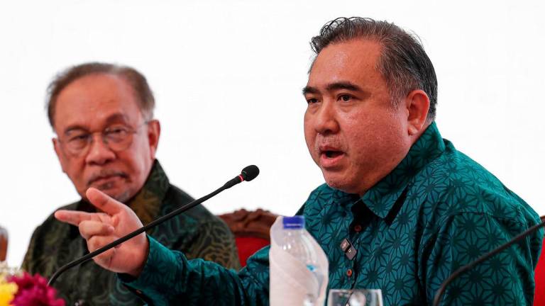Anthony Loke semasa Forum Ilmuwan Malaysia MADANI Siri 6 bertajuk Pengangkutan untuk Rakyat: Mengimbangi Antara Kemampuan Rakyat, Kualiti dan Kemampanan Pengangkutan Awam di Menara Prasarana semalam. BERNAMA