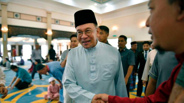 Perdana Menteri Datuk Seri Anwar Ibrahim tiba di Masjid Darul Hana, Petra Jaya bagi menunaikan solat Jumaat, hari ini. - BERNAMA