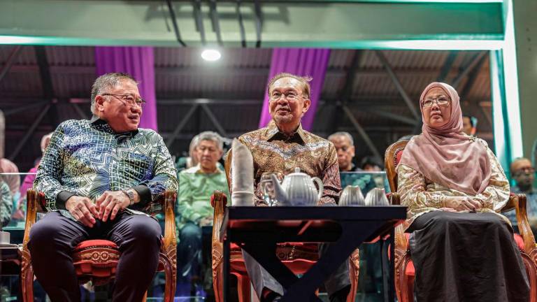 Prime Minister Datuk Seri Anwar Ibrahim, together with Minister of Tourism, Arts and Culture Datuk Seri Tiong King Sing and Minister in the Prime Minister’s Department (Federal Territories) Datuk Seri Dr Zaliha Mustafa, attended the Opening Ceremony of the Malaysia Cultural Festival 2025 at Titiwangsa Lake Gardens last night. – BERNAMA