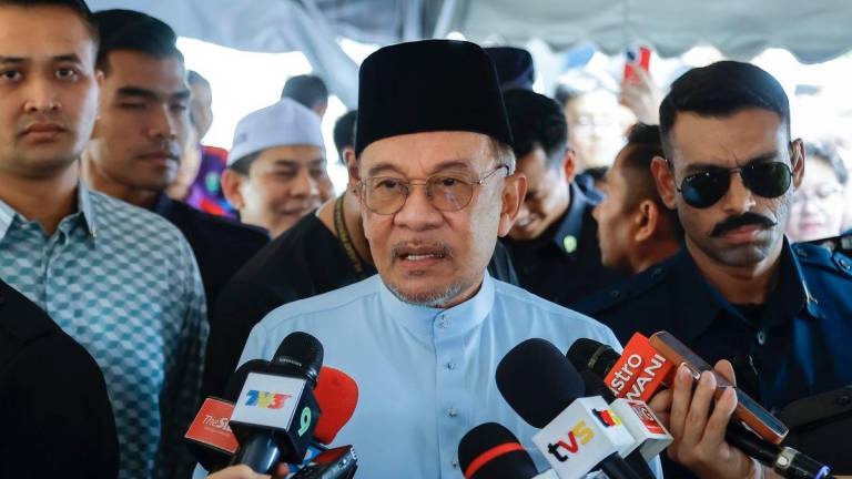 Perdana Menteri Datuk Seri Anwar Ibrahim bercakap kepada pemberita selepas menunaikan solat Jumaat di Surau Jannatul Firdaus, Perumahan Penjawat Awam Malaysia (PPAM) Seruling, hari ini. - BERNAMA