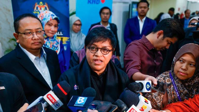 Azalina mengulas mengenai kenyataan Menteri Pendidikan Fadhlina Sidek berhubung kes rogol di Melaka di Dewan Merdeka, World Trade Centre (WTC), hari ini. Bernama