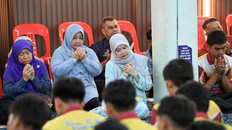 Menteri Pendidikan Fadhlina Sidek ,mengaminkan doa pada Majlis Bacaan Yasin dan Tahlil untuk Muhammad Fauzan Mohd Sulaiman, 16, di Surau Al-Hamdaniah, Sekolah Tuanku Abdul Rahman di sini hari ini. - BERNAMA