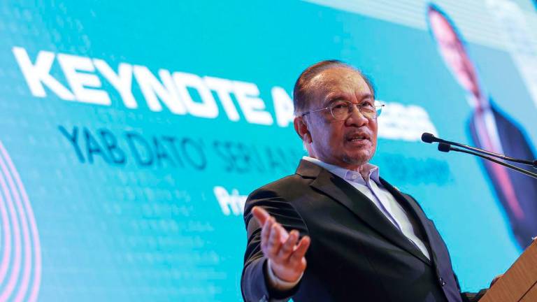 Perdana Menteri, Datuk Seri Anwar Ibrahim menyampaikan ucaptama beliau pada Forum Kewangan Islam Global 2025 di Sasana Kijang hari ini. - BERNAMA