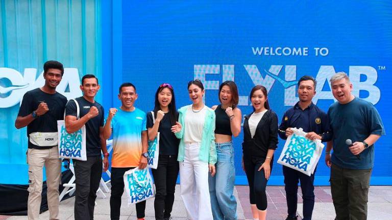 At the launch of FLYLAB held at Suria KLCC and the Esplanade, KLCC Park, Tim Tham (RIGHT), the Marketing and E-Commerce Director of HOKA Malaysia, and May Han (FOURTH FROM RIGHT), General Manager of HOKA Malaysia, were accompanied by influencers on the first day of the event.