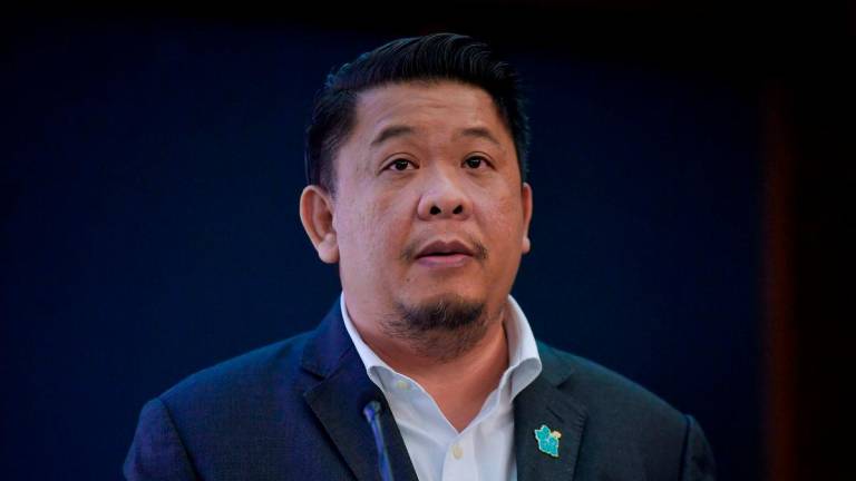 Timbalan Menteri Kesihatan Datuk Lukanisman Awang Sauni - fotoBERNAMA