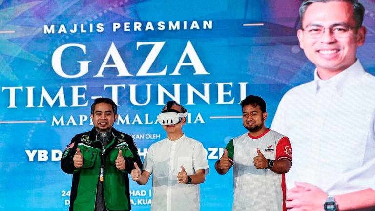 Minister of Communications, Datuk Fahmi Fadzil, officiates the opening of the Gaza Time Tunnel in conjunction with the 2025 Sumud Nusantara Carnival at Dataran Merdeka today. – BERNAMA