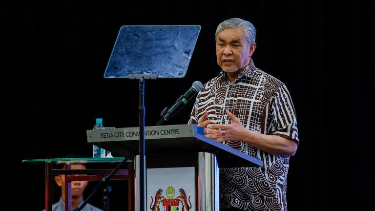 Timbalan Perdana Menteri Datuk Seri Dr Ahmad Zahid Hamidi menyampaikan ucapan pada Majlis Perasmian ASEAN Sports Industry Expo 2025 di Pusat Konvensyen Setia City hari ini. - BERNAMA
