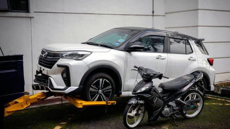 Perodua Ativa yang dipandu Mohd Nazri - fotoBERNAMA