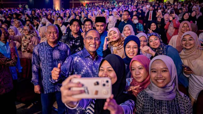 Menteri Pendidikan Tinggi Datuk Seri Dr Zambry Abdul Kadir beramah mesra bersama para pelajar ketika hadir merasmikan Global Educator Award (GEA) 2025 di Universiti Pendidikan Sultan Idris (UPSI) semala. - BERNAMA