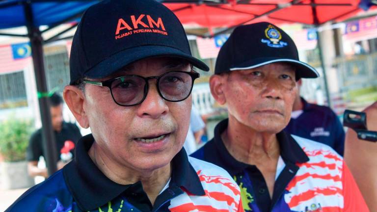 The Director-General of the Malaysian National Academy, Datuk Dr Roslan Hussin (left), was met by the media during the Malaysia Madani Independence Day Celebration Programme - Rakyat Disantuni at Wat Philtulkong today. Also present was the Chairman of the Kelantan Siam Association (PSKn), Ah Rin Ah Lak (right). - BERNAMA