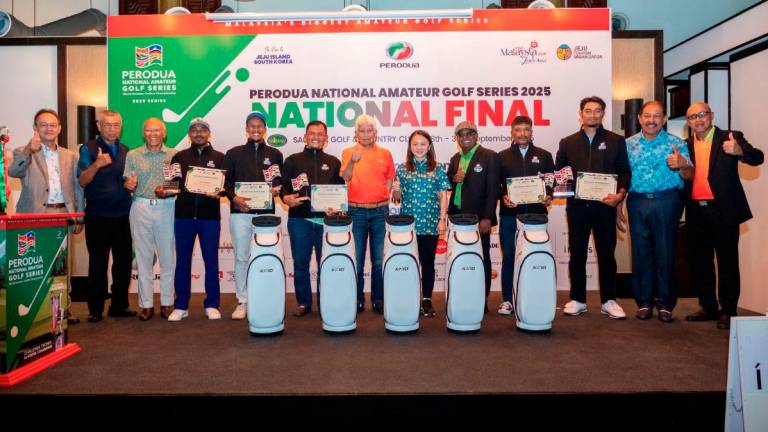 Hannah Yeoh and officials showing their support with a thumbs up for the Five Medal Champions who will be proudly represent Malaysia at the WAGC World Final in South Korea. - PNAGS pic
