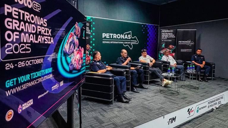 Ketua Pegawai Eksekutif Litar Antarabangsa Sepang (SIC) PETRONAS, Azhan Shafriman Hanif (tiga, kiri), pada sidang media Taklimat Trafik dan Keselamatan sempena perlumbaan MotoGP 2025 di Litar Antarabangsa PETRONAS Sepang, hari ini. Turut hadir Ketua Polis Daerah KLIA, ACP Azman Shari (dua, kiri), dan Ketua Bahagian Siasatan dan Penguatkuasaan Trafik Ibu Pejabat Polis Daerah KLIA, ASP Zul Helmi Khalid (lima, kiri). - BERNAMA