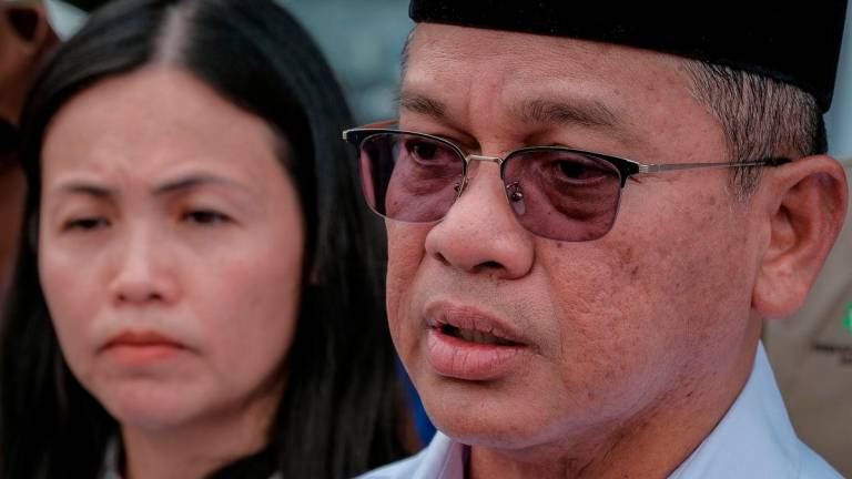 Menteri di Jabatan Perdana Menteri (Hal Ehwal Agama) Datuk Dr Mohd Na'im Mokhtar (kanan) diiringi Timbalan Menteri Komunikasi yang juga Ahli Parlimen Kulai Teo Nie Ching ketika ditemui pemberita selepas menyerahkan replika cek berjumlah RM170,000 kepada pengurusan Surau Nurul Haq, Kampung Sungai Sayong 1, hari ini. - BERNAMA