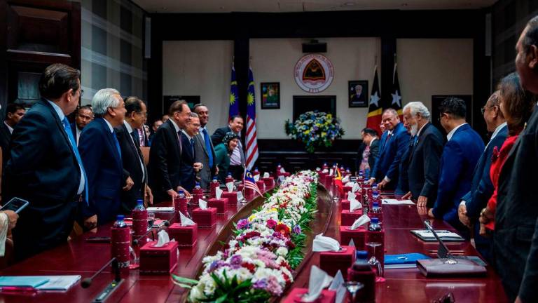 YAB Perdana Menteri, Dato' Seri Anwar Ibrahim bersama delegasi Malaysia telah mengadakan mesyuarat dua hala dengan Perdana Menteri, Kay Rala Xanana Gusmão serta barisan kabinet Timor-Leste di Dili, Timor-Leste. - PMO Malaysia via Fahmi Fadzil / Facebook