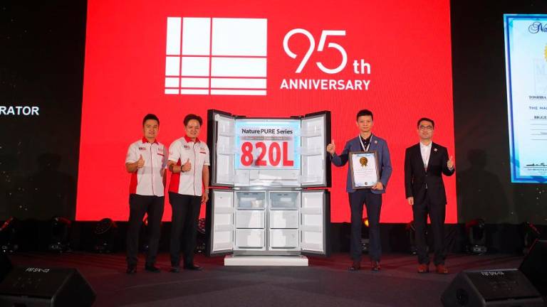 Yang (second from right) and Toshiba Lifestyle Asia Pacific regional president Zeal Jiang (right) launching Malaysia’s biggest-capacity refrigerator, certified by the Malaysia Book of Records.