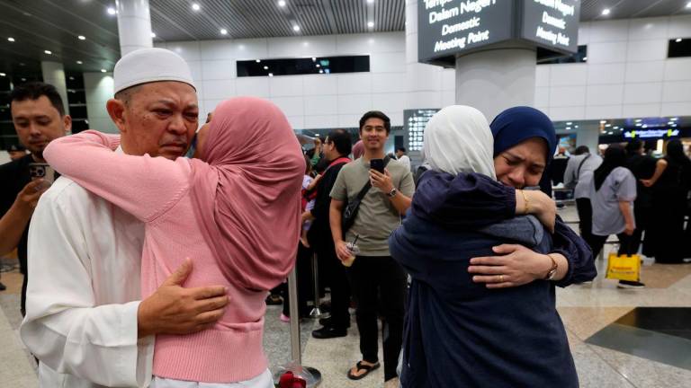 Jemaah haji Abdul Hamid Din dan isteri disambut oleh anggota keluarganya pada Sambutan Ketibaan Jemaah Haji Penerbangan Pertama (KT01) dari Tanah Suci bagi Musim Haji 1446H/2025M di Lapangan Terbang Antarabangsa Kuala Lumpur (KLIA) Terminal 1 malam ini. Seramai 283 jemaah haji selamat tiba dengan menaiki pesawat MH8251.- fotoBERNAMA