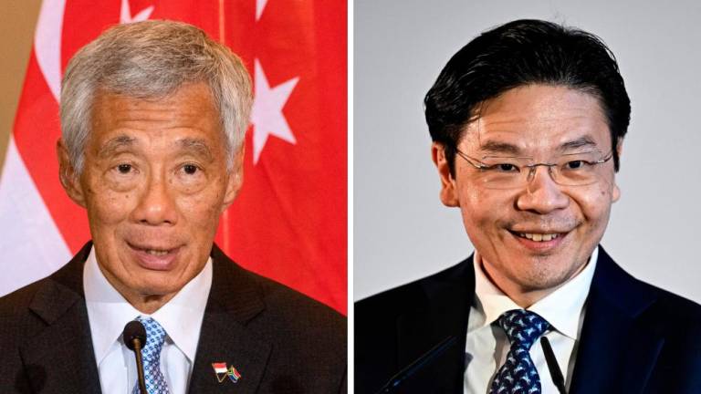 Lee Hsien Loong (kiri) dan Lawrence Wong/AFPPix